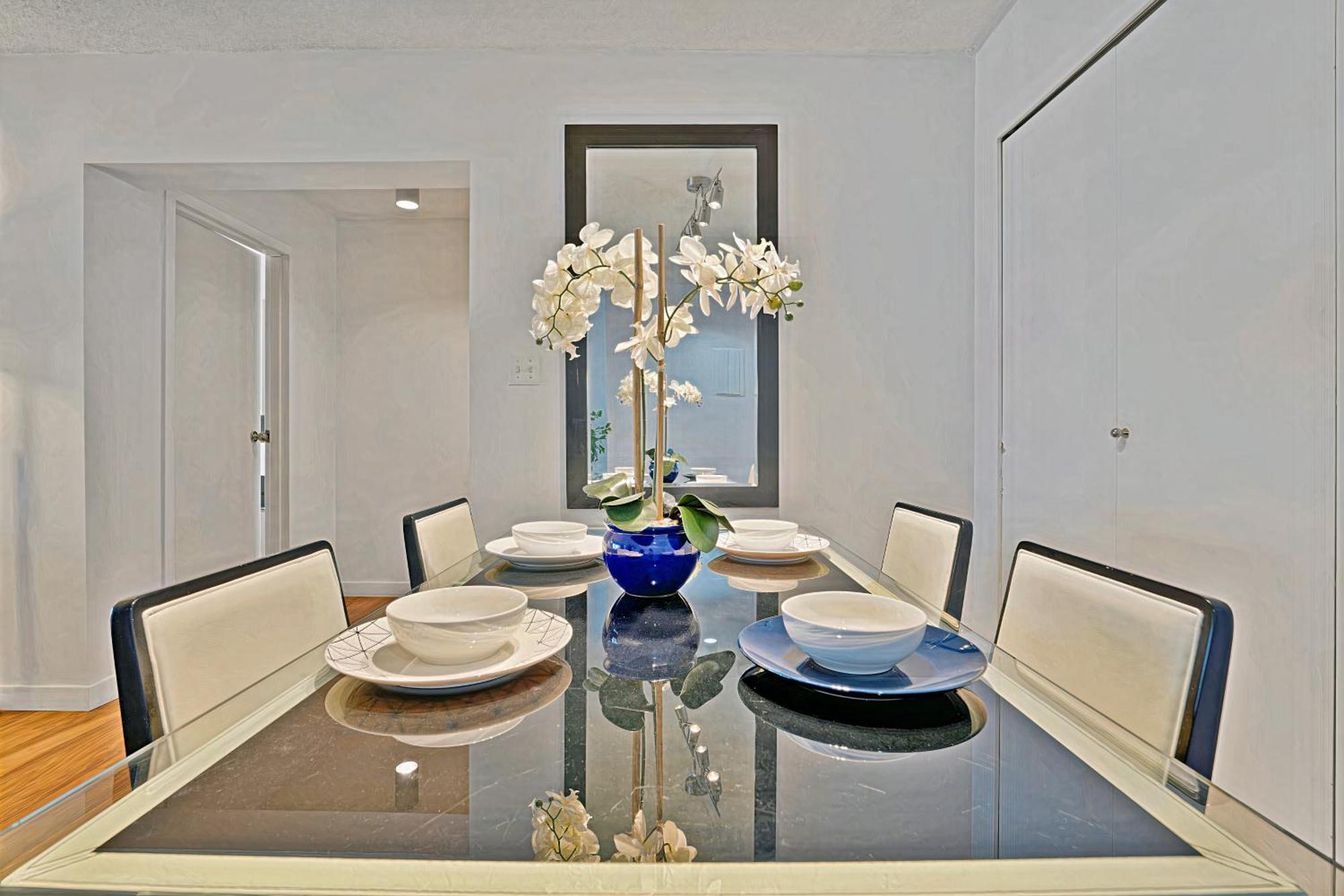 Prime Location Stylish Two-Bedroom Apartment Overlooking Downtown فانكوفر المظهر الخارجي الصورة