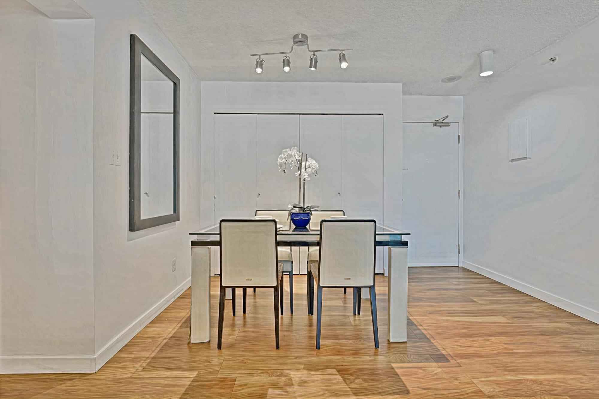 Prime Location Stylish Two-Bedroom Apartment Overlooking Downtown فانكوفر المظهر الخارجي الصورة